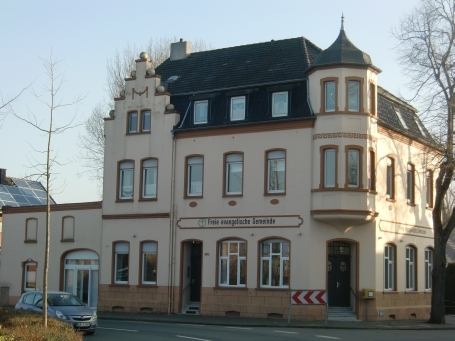 Kamp-Lintfort : Hoerstgener Straße, in dem Gebäude befindet sich ein Dorfcafe 
